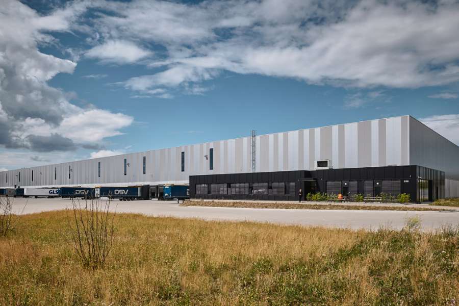 Umweltfreundlicher Vorreiter im Bereich Logistikgebäude mit Fassadenkassetten, Hedelandsvej 28B, 2640 Hedehusene, Dänemark